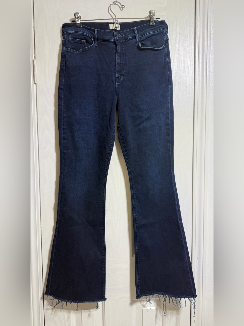MOTHER The Weekender Mid Rise Flared dark Jeans Chip On My Shoulder 14 - Picture 2 of 9